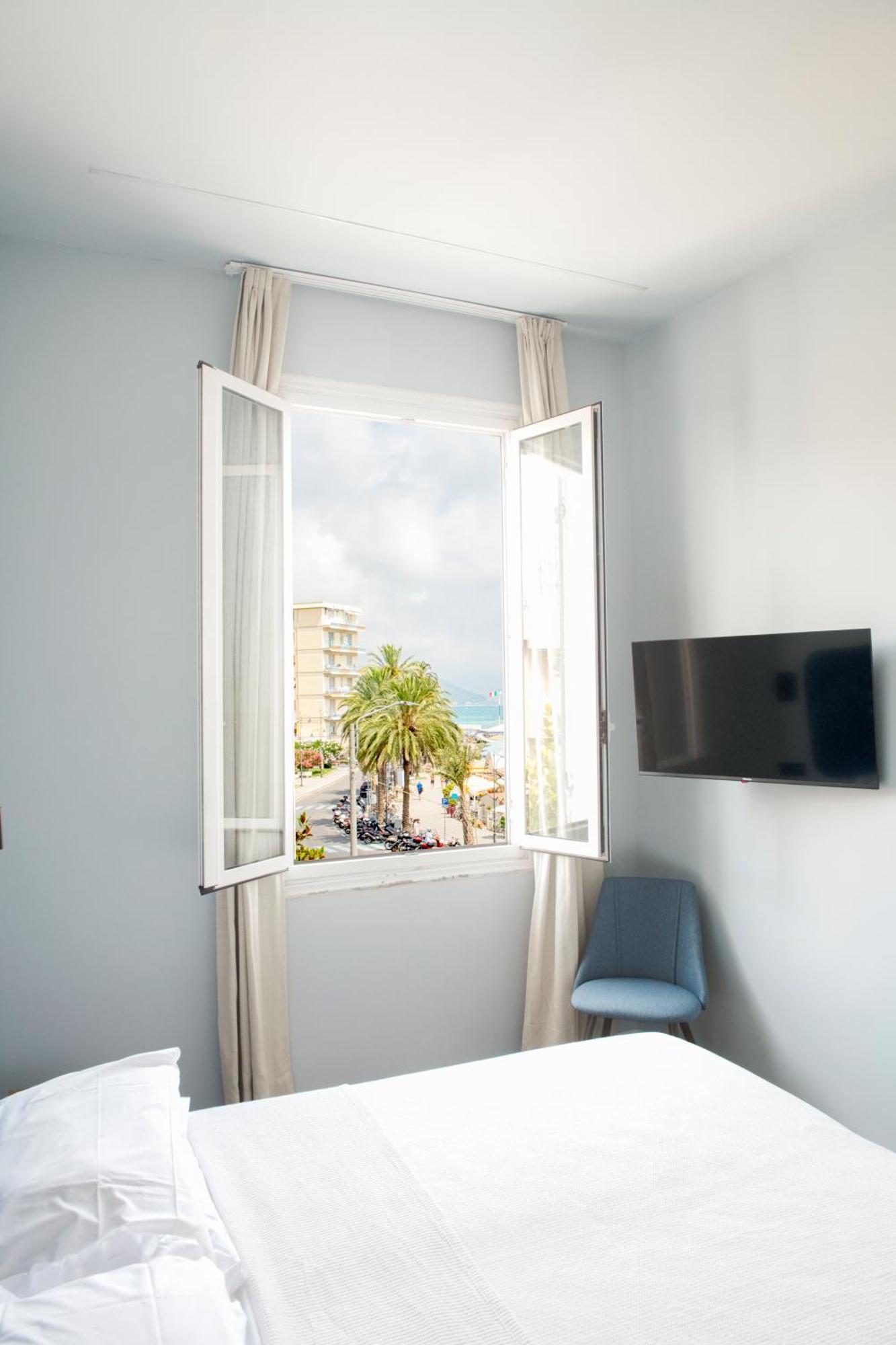 Albium Hotel Альбенга Экстерьер фото