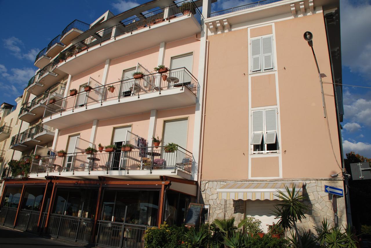 Albium Hotel Альбенга Экстерьер фото